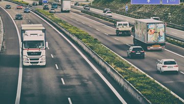 Guida contromano a 250 km/h in autostrada: l'autista, inseguito da un elicottero, guidava senza patente 