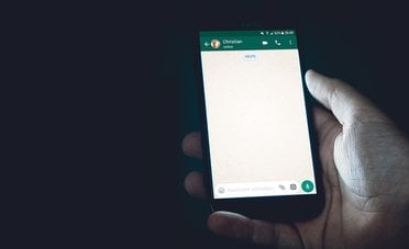 WhatsApp introduce il tasto Log Out. Ma cosa succede alle chat?