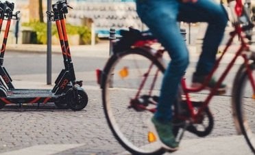 Cosa rischia chi non usa la pista ciclabile? Multe per le bici in strada 