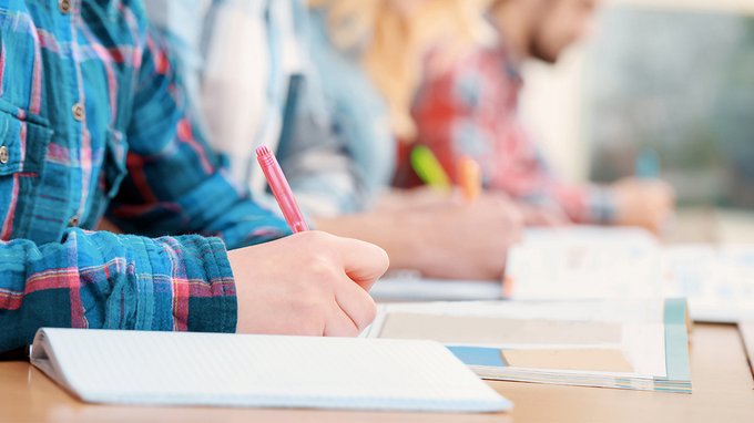 Maturità 2023, le tracce della prima prova in diretta: polemiche per la traccia sull'ex ministro Bianchi
