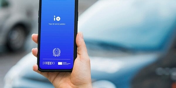 Come funziona l'app IO, come scaricarla e quali sono i servizi