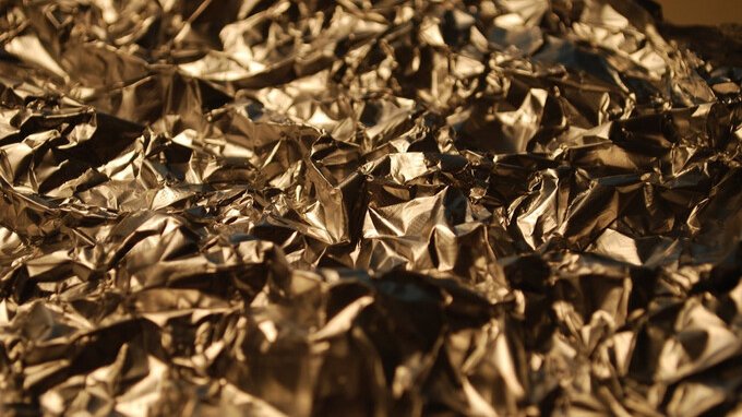 Sapevi che la carta stagnola ha due lati? Ecco cosa cambia