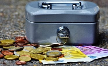 Svuotare il conto corrente, ecco quando diventa un reato penale