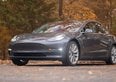 Tesla testa i robotaxi senza volante. A che punto è il progetto di Musk