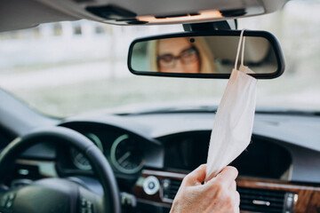 Lasciare la mascherina in auto è pericoloso? Cosa dicono gli esperti