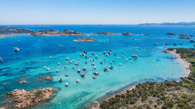 Il paradiso delle vacanze in Italia vieta zaini e materassini ad aria 