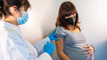 Vaccino Covid, si può fare il bivalente contro Omicron in gravidanza e allattamento?