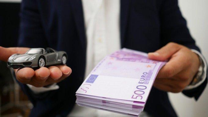 Un uomo di 94 anni non può più guidare la sua auto in leasing. Ma continua a pagare €700 al mese