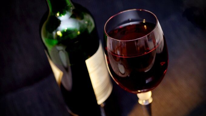 Bollino nero vino: cosa succede se in Europa passa la proposta del Cancer Plan