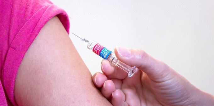 Quando faremo la quarta dose del vaccino Covid: la previsione di Bassetti