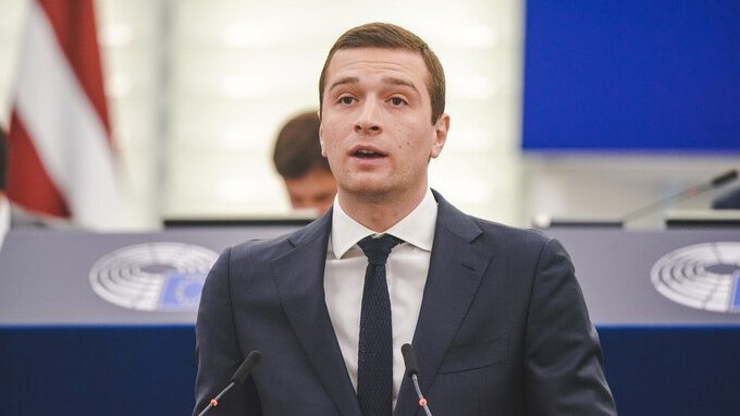 Francia, a destra parte l'operazione successione. Le Pen lancia Bardella