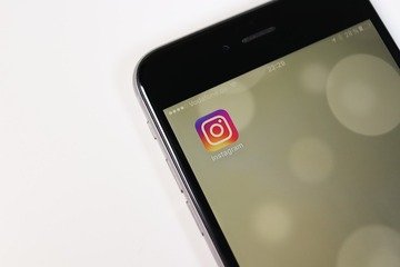 Come fare le scritte arcobaleno su Instagram