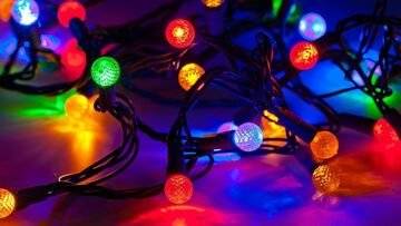 La bolletta delle luci di Natale. Ecco quanto costano 24 ore di luce