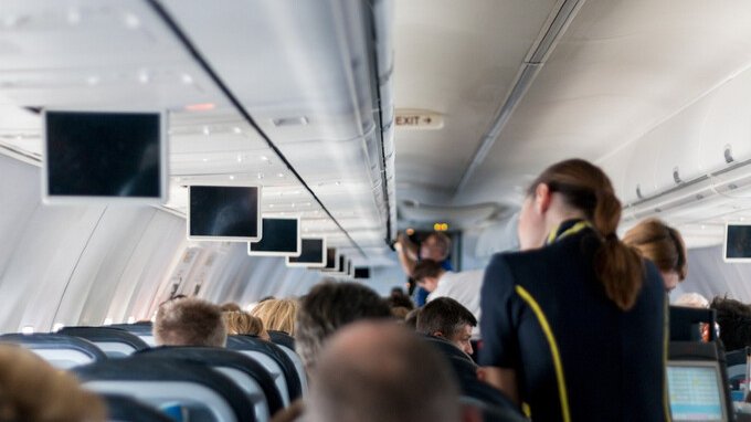 Quanto guadagna un hostess? Gli stipendi degli assistenti di volo