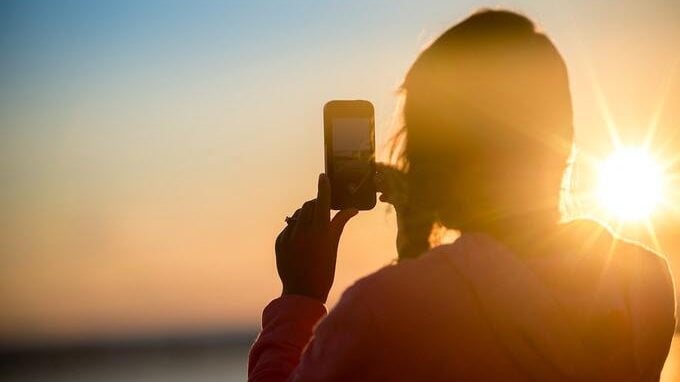 Cosa significa il punto verde o arancione che a volte appare nella parte superiore del cellulare?