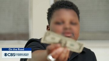 Regala 1 dollaro alla persona sbagliata e riceve un dono inaspettato
