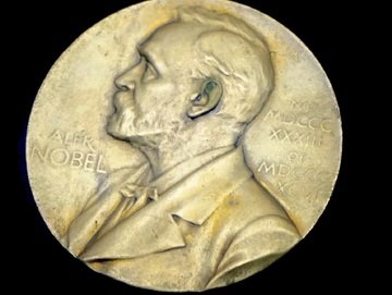 Premio Nobel per la Pace 2021 ai giornalisti Maria Ressa e Dmitrij Muratov, ma scoppia la polemica