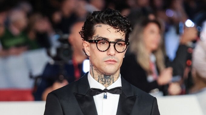 Quanto vale la collana di Tony Effe a Sanremo 2025?