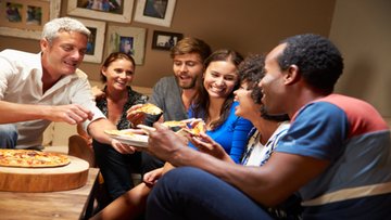 Si possono fare feste in casa? Resta il divieto nella Fase 2