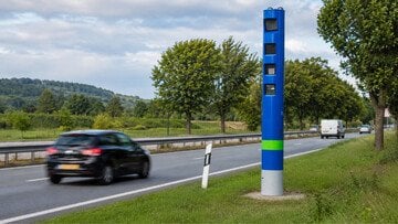 Ecco come funzionano le nuove telecamere blu che spaventano gli automobilisti