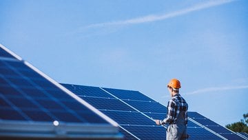 Perovskite, il materiale che vuole sostituire i pannelli solari tradizionali 