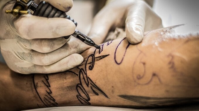 Concorsi Forze Armate e Polizia, le regole per chi ha un tatuaggio