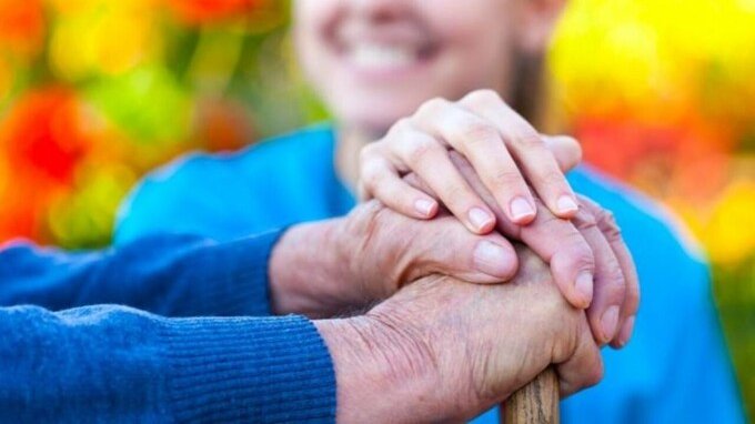 Caregiver: chi è, cosa fa, cosa prevede la legge