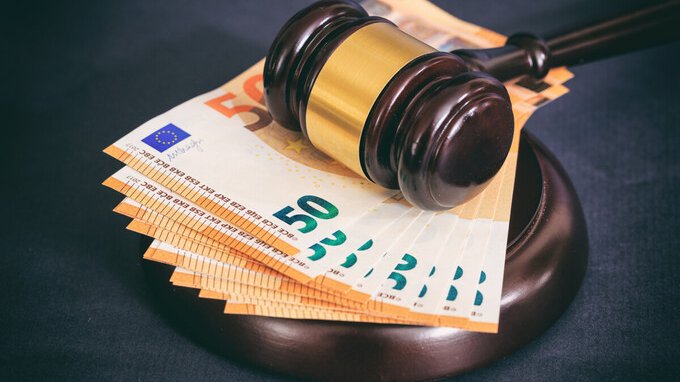 Commessa licenziata per aver rubato i punti dei clienti. Ora vuole ottenere un maxi risarcimento 