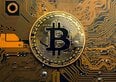 Bitcoin torna a $65.000 dollari mentre l'oro vola. I due asset stanno mandando lo stesso messaggio?