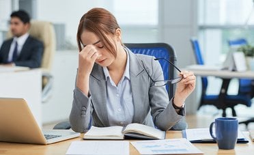 Manager incinta costretta a servire caffè ai colleghi. Licenziata e risarcita con 50mila euro