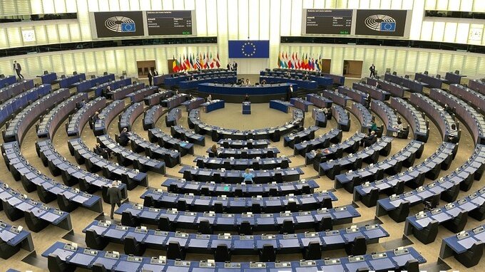 Ue, i deputati chiedono una tassa globale sui ricchi, ok dagli economisti: arriva la patrimoniale in Italia?