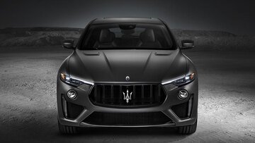 Roberto Mancini guida una Maserati Levante Trofeo