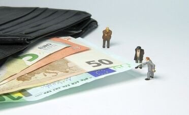 Meno spese e più risparmi. Perché la nuova crisi spaventa i giovani ma non gli anziani