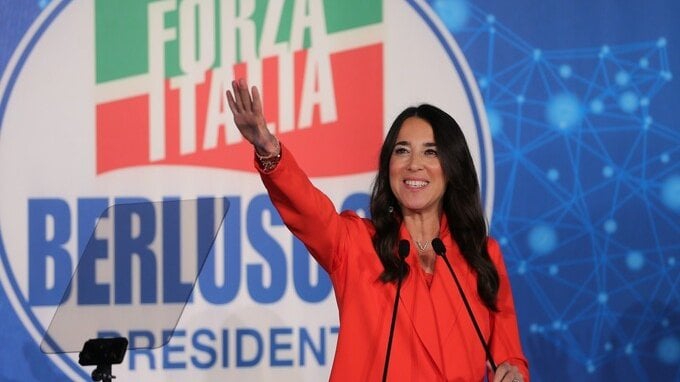 Chi è Licia Ronzulli? Stipendio e biografia della fedelissima di Berlusconi