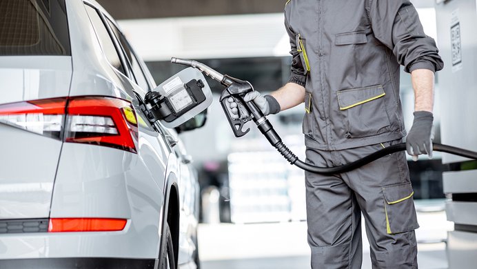 Benzina e diesel, confermato il taglio delle accise: fino a quando il carburante costerà meno