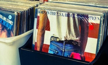 Gli italiani investono 57 euro al mese nella musica. Il dato che sta trainando un intero mercato 