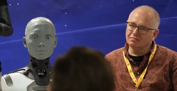 Com'è andata la bizzarra conferenza stampa di un gruppo di robot organizzata dall'ONU