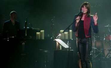 Carla Bruni simula una crisi respiratoria e scherza sul coronavirus [VIDEO]