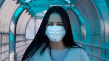 Quarantena ridotta anche per positivi, niente isolamento con tre dosi: la decisione degli USA
