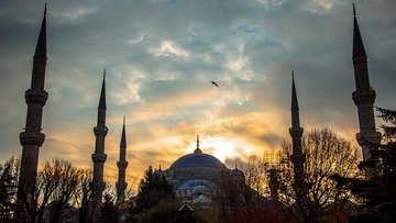Turchia, tassi fermi e lira ancora sotto pressione