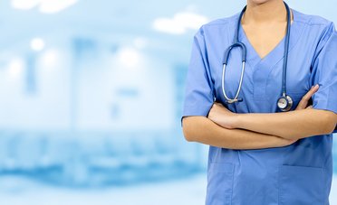 Un infermiere ha abbandonato i suoi pazienti per il secondo lavoro. Multa da €70.000	