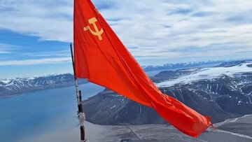 Cosa ci fa una bandiera dell'Unione Sovietica in cima alle montagne norvegesi?
