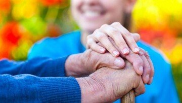 Caregiver: chi è, cosa fa, cosa prevede la legge