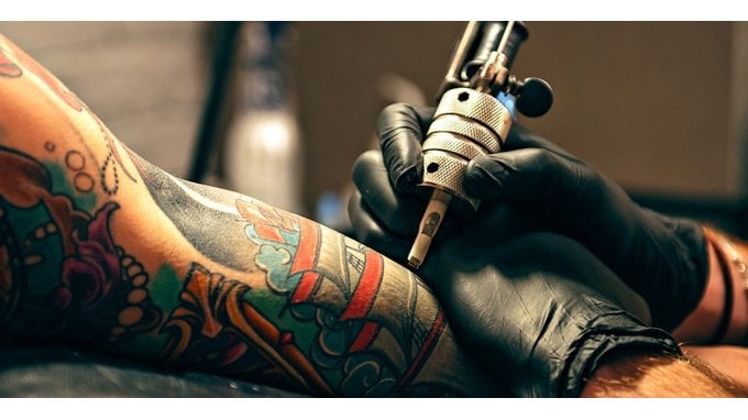 A che età si può fare un tatuaggio? Le normative per i minorenni