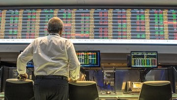 FTSE MIB, 3 azioni italiane emergono ad agosto. Cosa segnala lo screening su prezzi e utili?