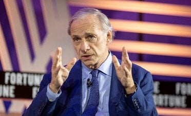 Ray Dalio dice che gli USA hanno superato il punto di non ritorno. Quale impatto sugli italiani?
