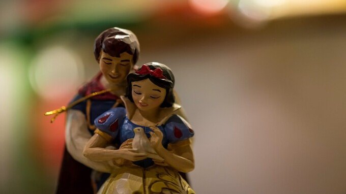 Il bacio a Biancaneve diventa un caso: ma è davvero un reato?