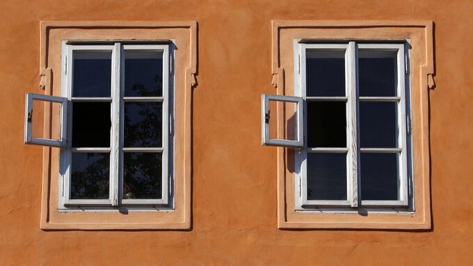 C'è una buona ragione per cui gli esperti sconsigliano le finestre con tripli vetri