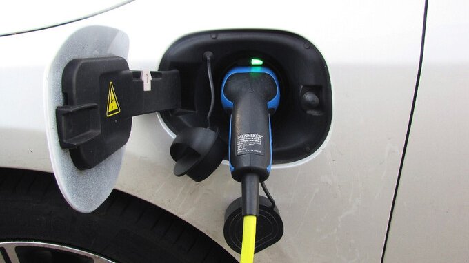 Le cause automobilistiche hanno investito miliardi in auto 100% elettriche, ma il mercato premia le ibride