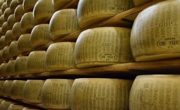 Il Parmigiano Reggiano vale così tanto che Credem lo accetta come garanzia per i prestiti